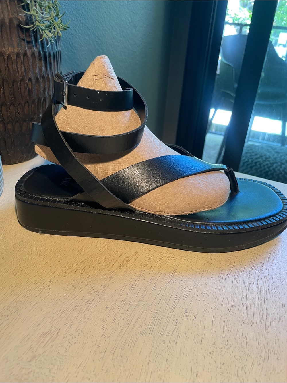 Zara size 39 (US size 8) ankle strap thong black sandals